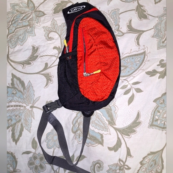 A G4Free sling bag, crossbody, shoulder bag. EUC - Picture 1 of 5